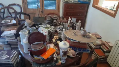 Mesa antigua Barcelona llena de objetos antes del vaciado profesional